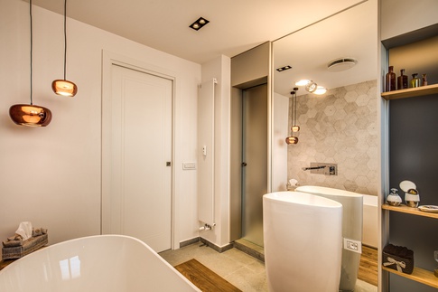 Bagno in stile contemporaneo di 8 di MOB Architects Bagno in stile contemporaneo di 8 di MOB Architects