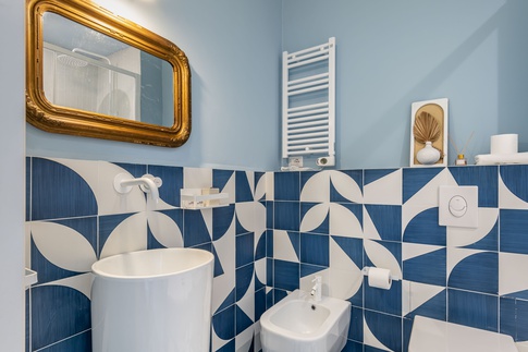 Bagno in stile contemporaneo di 5 di Martini & Partners