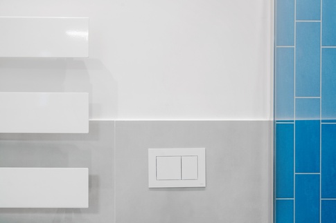 Bagno in stile contemporaneo di 15 di Re-Built Studio