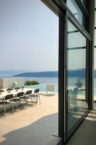 Facciata in stile contemporaneo di null di Čekada Arhitekti