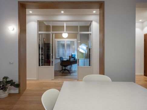 Soggiorno in stile moderno di 40 di Equus Architects