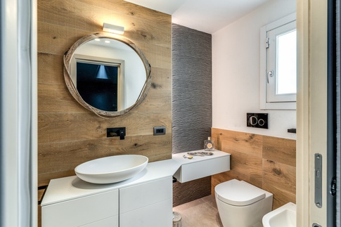Bagno in stile contemporaneo di 4 di MOB Architects Bagno in stile contemporaneo di 4 di MOB Architects
