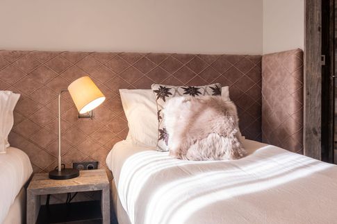 Camera da Letto in stile moderno di 13 di Design Alpino