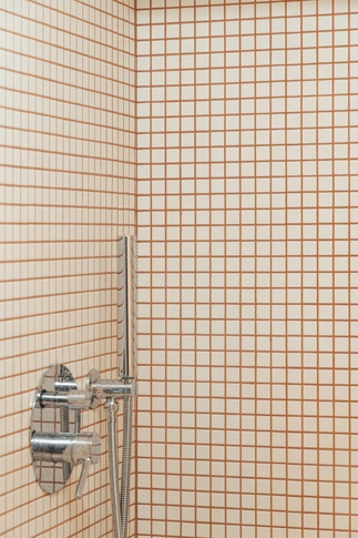 Bagno in stile minimal di 4 di APA_Architettura