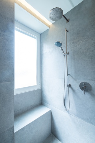 Bagno in stile moderno di 6 di Bossi Vigorito Building Interior