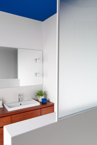 Bagno in stile contemporaneo di 25 di PERIMETRI studio