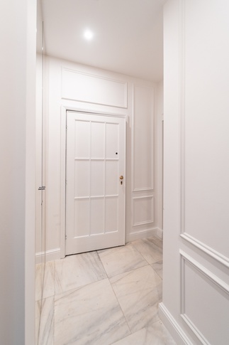 Ingresso in stile contemporaneo di 5 di Coco Interni