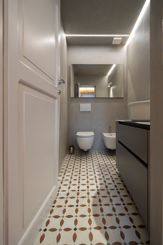 Bagno di Servizio in stile moderno di 3 di COBE architetti