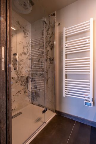 Bagno in stile moderno di 2 di Design Alpino Bagno in stile moderno di 2 di Design Alpino