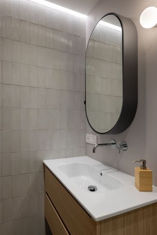 Bagno in stile contemporaneo di 4 di Archifacturing - Sara Cimarelli & Giorgio Opolka Bagno in stile contemporaneo di 4 di Archifacturing - Sara Cimarelli & Giorgio Opolka