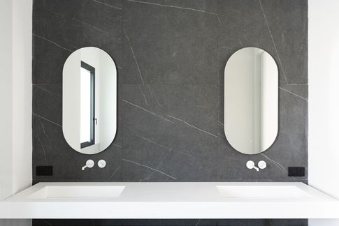 Bagno in stile contemporaneo di 5 di valeria ingrao architetto