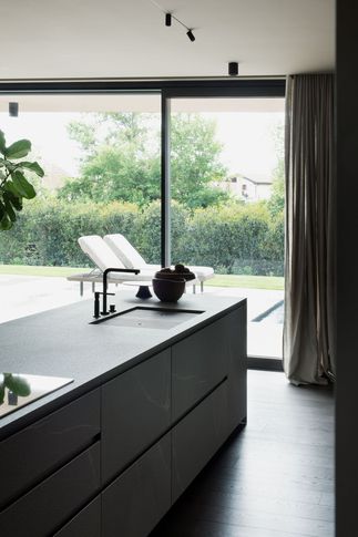 Cucina in stile minimal di 25 di Didonè Comacchio Architects