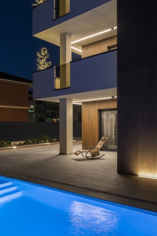 Facciata in stile contemporaneo di null di Carola Ribotta architetto