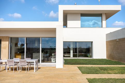 Patio in stile contemporaneo di 500 di ALVEA