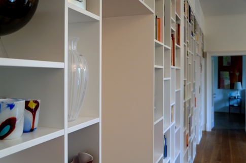 Soggiorno in stile moderno di 38 di RGAstudio