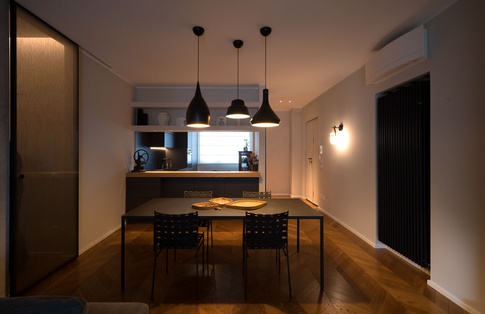 Open Space in stile contemporaneo di 40 di Valentina Garraffa architetto light designer