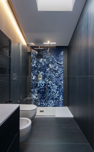 Bagno in stile minimal di 7 di Pucciarelli Architetti