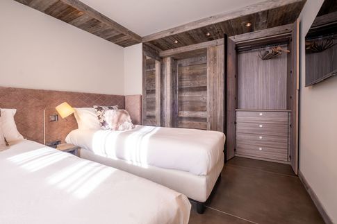 Camera da Letto in stile moderno di 13 di Design Alpino