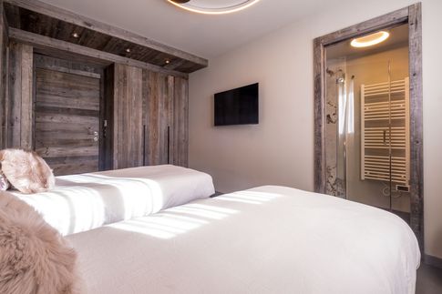 Camera da Letto in stile moderno di 13 di Design Alpino