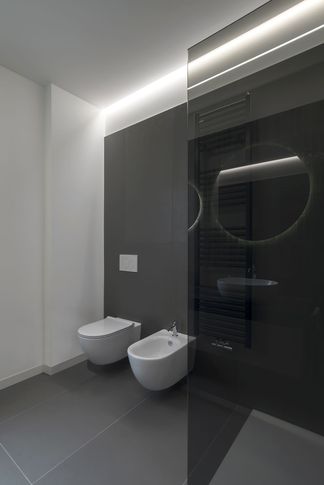 Bagno in stile contemporaneo di 8 di APstudio