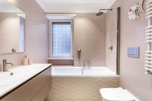 Bagno in stile contemporaneo di 4 di As architettura