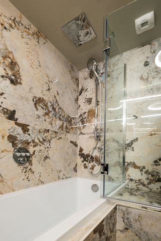 Bagno in stile moderno di 6 di Design Alpino
