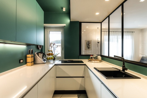 Cucina in stile contemporaneo di 8 di Zelda de Ruvo Architetto