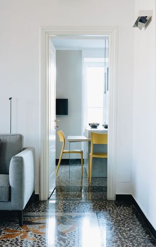 Soggiorno in stile classico di 28 di Valentina Solera Architetto