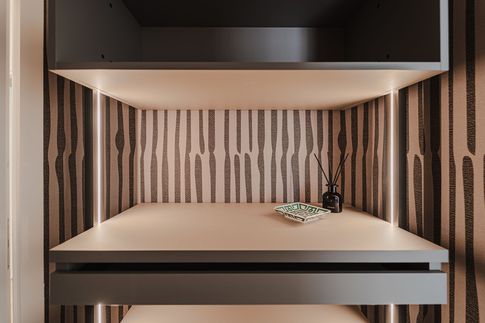 Cabina Armadio in stile contemporaneo di 5 di Technical Works SRL Cabina Armadio in stile contemporaneo di 5 di Technical Works SRL