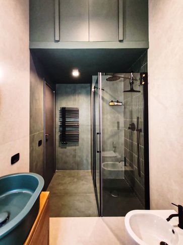 Bagno in stile contemporaneo di 6 di Rossana Alfieri Architetto Bagno in stile contemporaneo di 6 di Rossana Alfieri Architetto