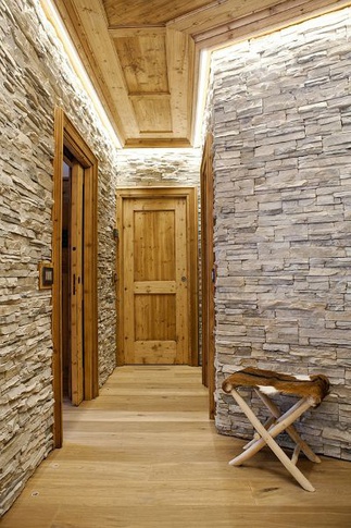 Corridoio in stile rustico di 5 di Elena Vigano' Architetto