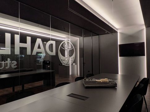 Open Space in stile minimal di 120 di Dahlia Studios