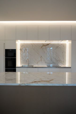 Open Space in stile contemporaneo di 100 di Formale. Open Space in stile contemporaneo di 100 di Formale.