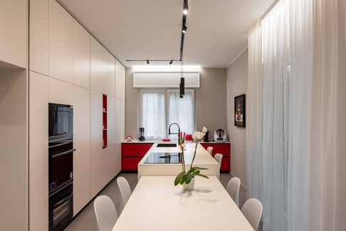 Cucina in stile moderno di 18 di Marco D'Andrea Architettura + Interior Design