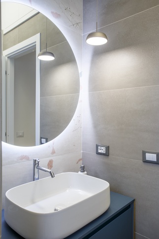 Bagno in stile contemporaneo di 6 di Valentina Varricchio Architetto Bagno in stile contemporaneo di 6 di Valentina Varricchio Architetto