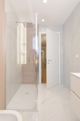 Bagno in stile contemporaneo di 4 di Alessandra Avagnano Architetto