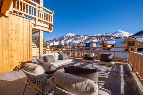 Terrazza in stile moderno di 15 di Design Alpino