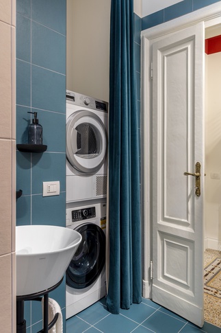Bagno in stile pop art di 85 di Chantal Forzatti architetto