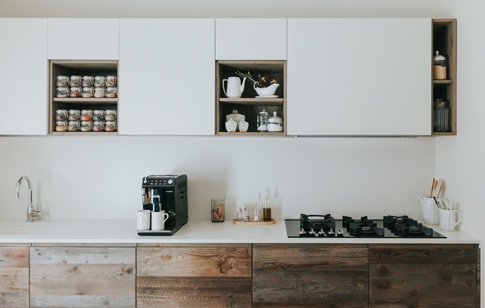 Open Space in stile moderno di 50 di design by very
