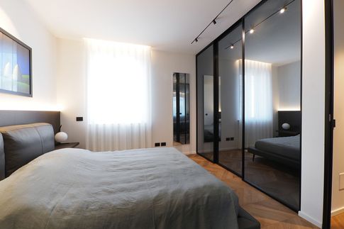 Cabina Armadio in stile moderno di 5 di Desearq studio - architettura e interior design