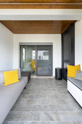 Terrazza in stile contemporaneo di 20 di Roberta Piva | Fotografia di interni