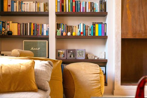 Soggiorno in stile contemporaneo di 40 di Equus Architects