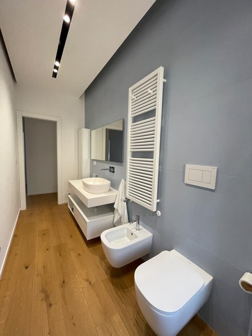 Bagno in stile minimal di 7 di Caputo Architettura