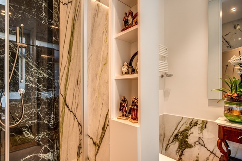 Bagno in stile contemporaneo di 5 di MOB Architects