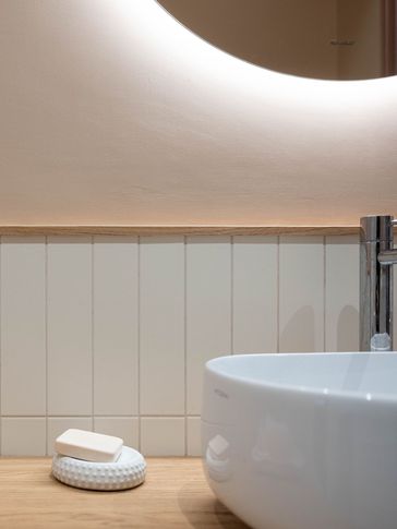 Bagno in stile moderno di 10 di Equus Architects