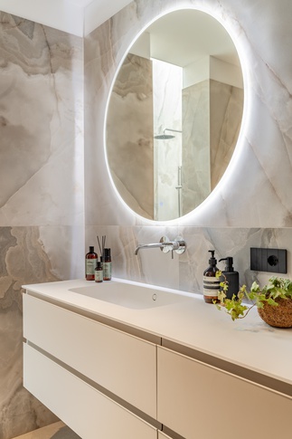 Bagno in stile contemporaneo di 8 di Alexandra Designer