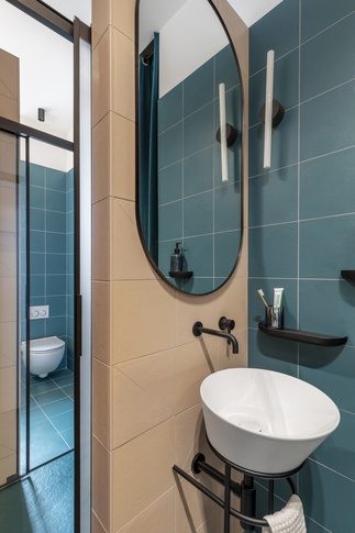 Bagno in stile pop art di 85 di Chantal Forzatti architetto