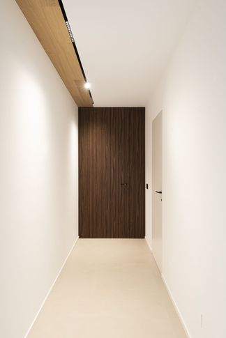Corridoio in stile contemporaneo di 3 di valeria ingrao architetto