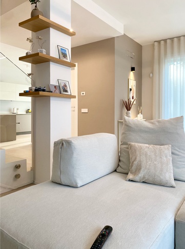 Soggiorno in stile contemporaneo di 28 di SuMisura Architetti