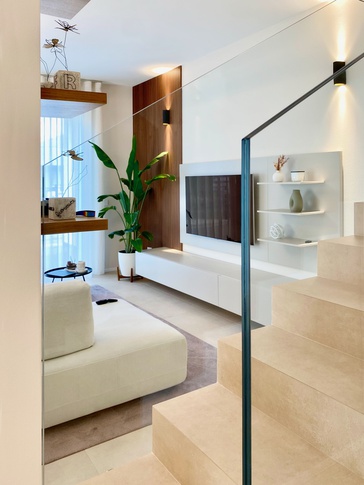 Soggiorno in stile contemporaneo di 28 di SuMisura Architetti